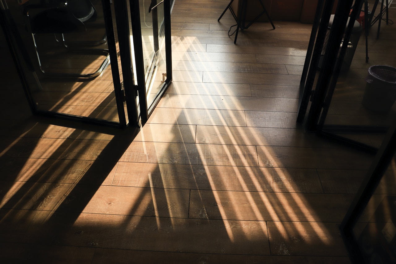 Podłoga dębowa drewniana – co warto wiedzieć przed zakupem?